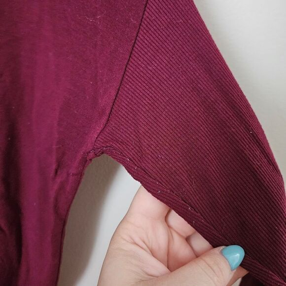 Delta Phi Epsilon Long Sleeve Top Crewneck Burgundy Gold Print Casual DPhiE - Picture 7 of 9